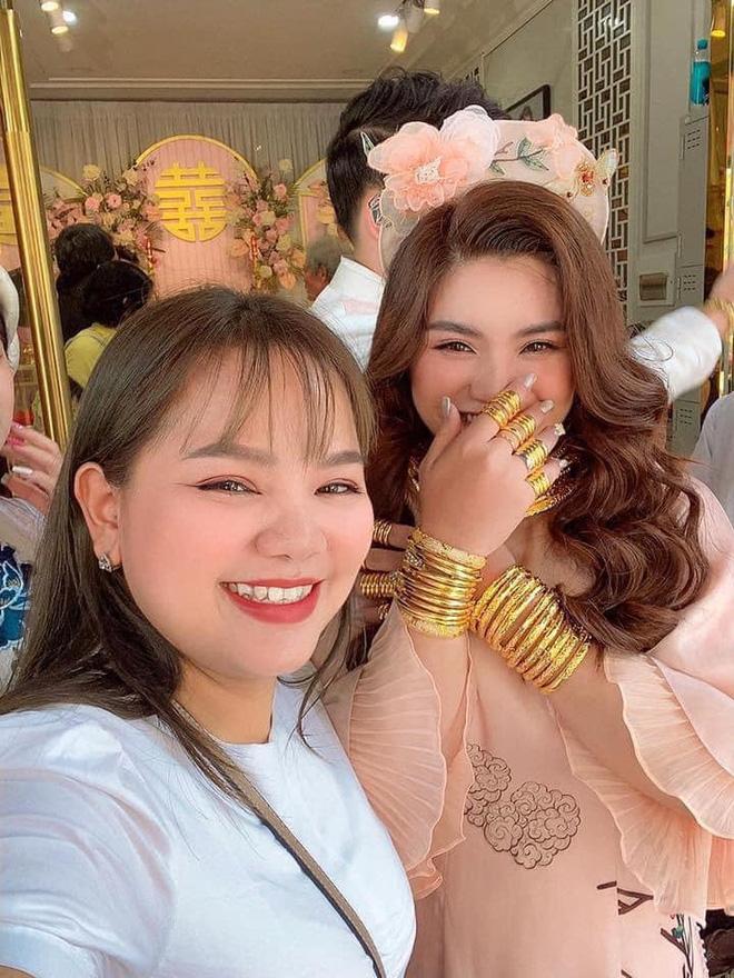 Choáng váng cô dâu trẻ vàng đeo trĩu cổ, tiền mừng cưới tính bằng quyển-2