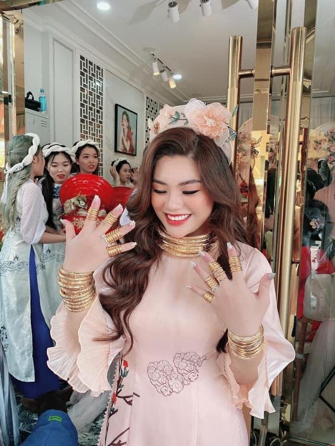 Choáng váng cô dâu trẻ vàng đeo trĩu cổ, tiền mừng cưới tính bằng quyển-4