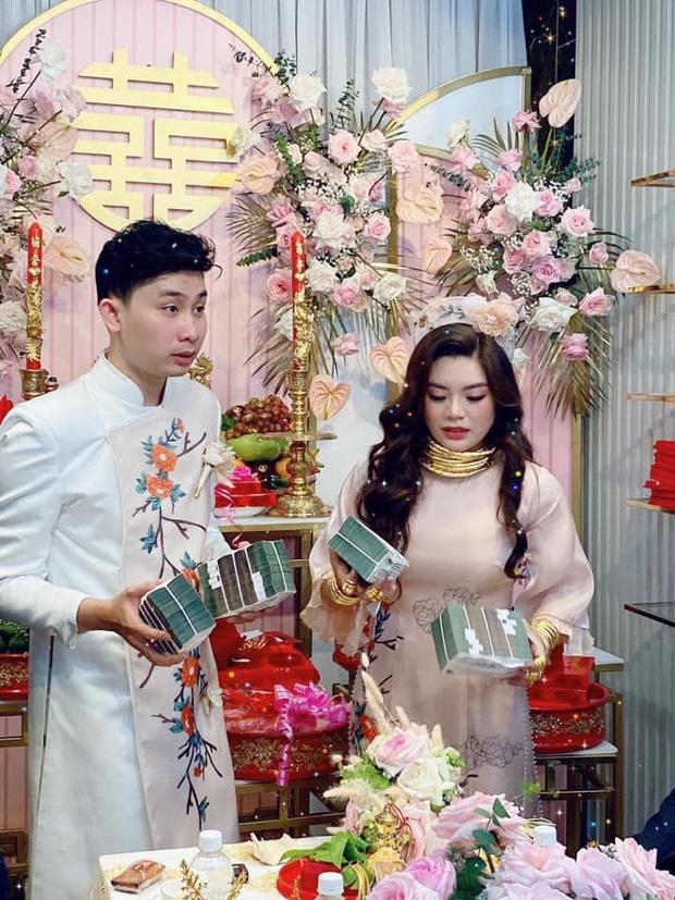 Choáng váng cô dâu trẻ vàng đeo trĩu cổ, tiền mừng cưới tính bằng quyển-3
