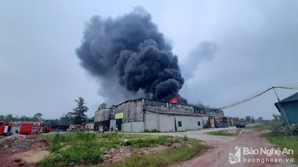 Kho hàng gần 1000m2 ở Nghệ An bất ngờ bùng cháy dữ dội-1