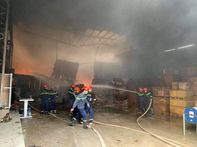 Kho hàng gần 1000m2 ở Nghệ An bất ngờ bùng cháy dữ dội-2