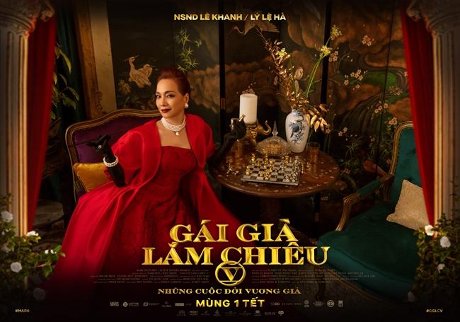 Người chị cả nhà họ Lý - Lý Lệ Hà diện chiếc đầm đỏ với phần áo choàng khoác bên ngoài ra dáng là người đàn bà quyền lực, đứng đầu Lý gia. Cùng với sự sang trọng toát lên từ thần thái kiêu ngạo là sợi dây ngọc trai có gắn thánh giá trên tay Lệ Hà cũng gây chú ý.