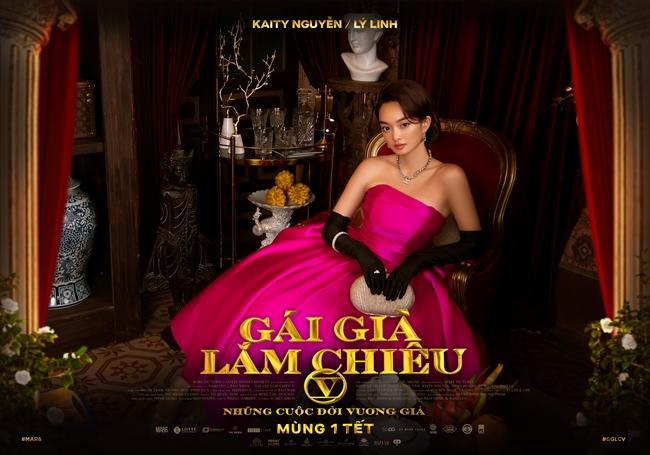 Trên poster chính thức, nhân vật Lý Linh (Kaity Nguyễn) là nhân vật trung tâm trong bộ đầm đỏ. Thay vì cầm ví, hay phụ kiện sang chảnh thì trên tay Lý Linh cầm quyển sách có tên “Truyền thuyết Mỵ Châu – Trọng Thủy” gây tò mò với khán giả.