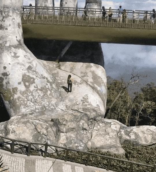 Du khách leo xuống khu vực bàn tay khổng lồ ở cầu Vàng chụp ảnh-1