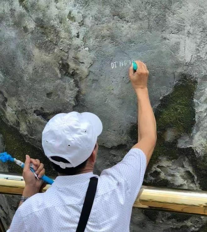 Du khách leo xuống khu vực bàn tay khổng lồ ở cầu Vàng chụp ảnh-3