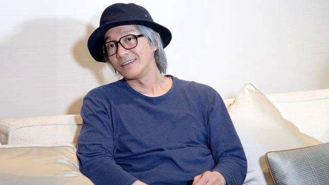 Châu Tinh Trì đầu bạc trắng khi ra tòa đối chất tình cũ-1