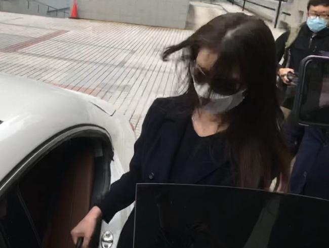 Châu Tinh Trì đầu bạc trắng khi ra tòa đối chất tình cũ-2