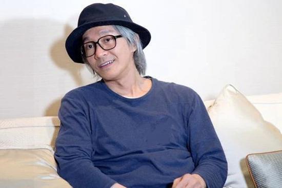 Châu Tinh Trì đầu bạc trắng khi ra tòa đối chất tình cũ