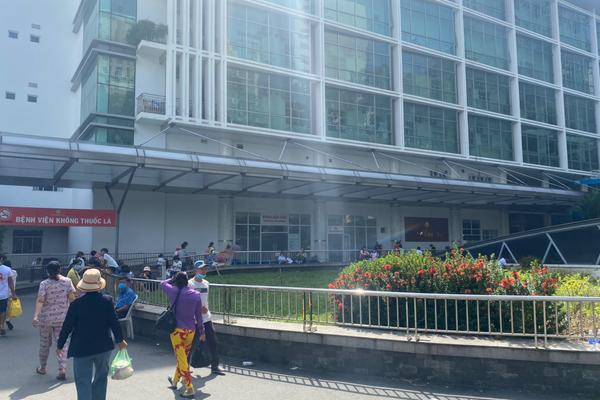 Bé gái 3 tuổi nghi bị mẹ đánh chảy máu não: Ăn đòn vì để phân dính dép-1