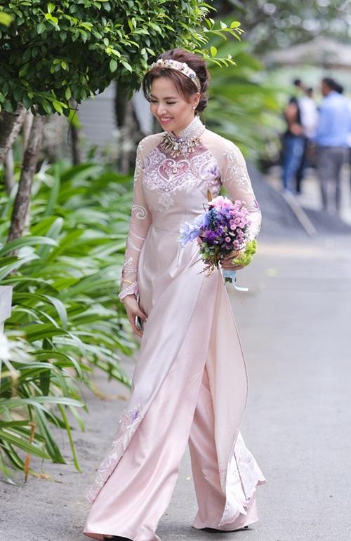 Nhật Lê và loạt mỹ nhân Việt chọn áo dài hồng ngày ăn hỏi-12