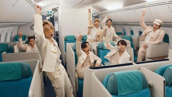 Giàu như BTS, thuê cả sân vân động Olympic giờ lại mang phi cơ làm đạo cụ diễn-2