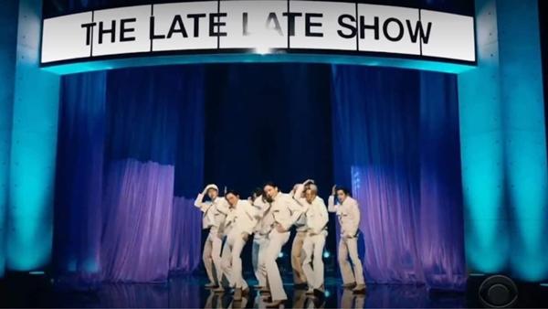 Giàu như BTS, thuê cả sân vân động Olympic giờ lại mang phi cơ làm đạo cụ diễn-3