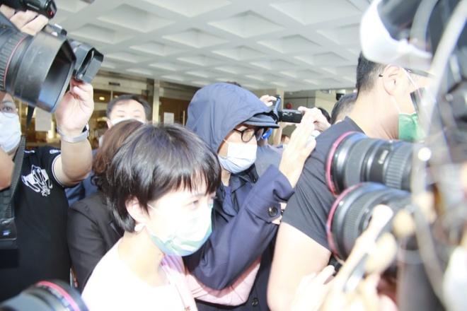 Châu Tinh Trì bị vây kín sau khi rời tòa án-2