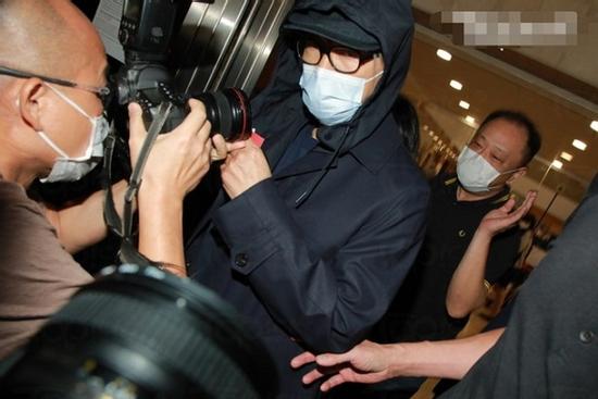 Châu Tinh Trì bị vây kín sau khi rời tòa án