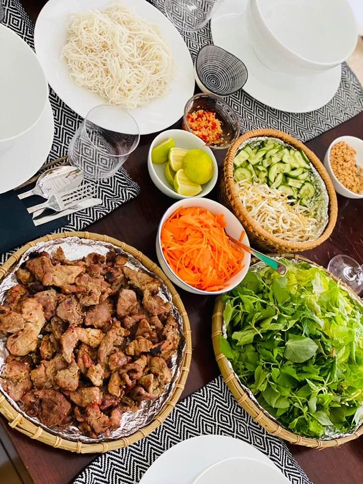 Thu Minh thăm nhà cổ 80 năm tuổi của Bằng Lăng, được khao bữa cơm ngon hết sảy-2