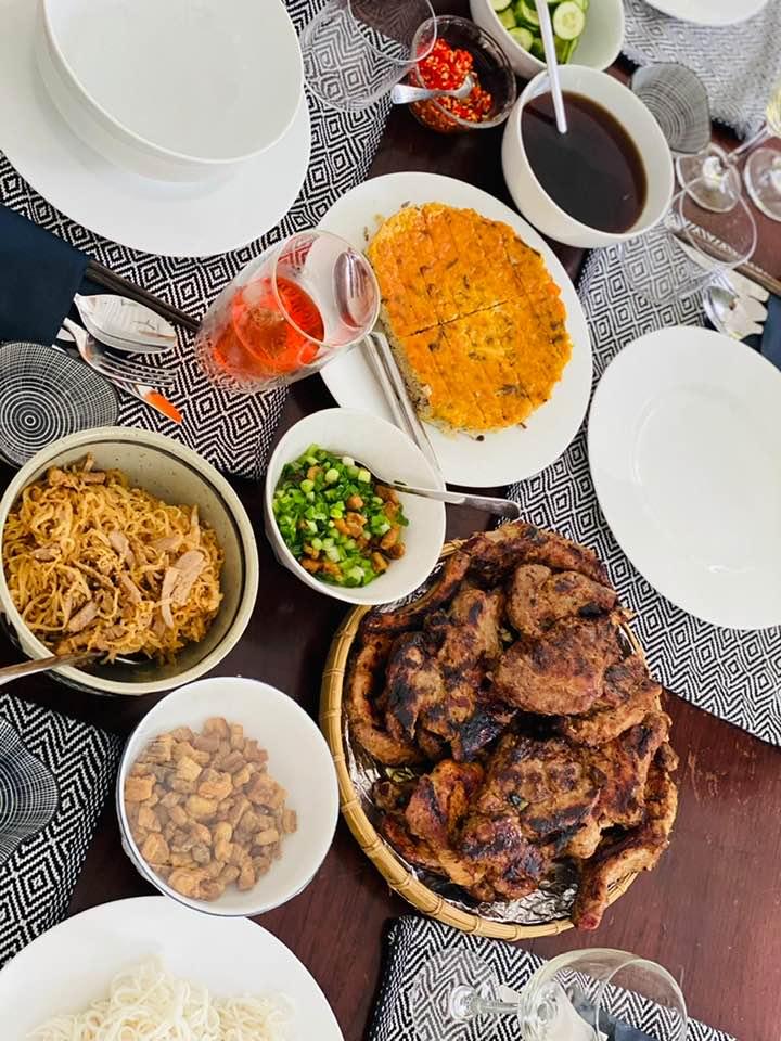 Thu Minh thăm nhà cổ 80 năm tuổi của Bằng Lăng, được khao bữa cơm ngon hết sảy-4