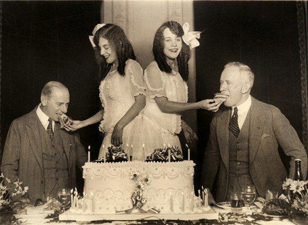 Đời sống tình dục bí ẩn của chị em dính liền, một người nằm xem người kia...-3