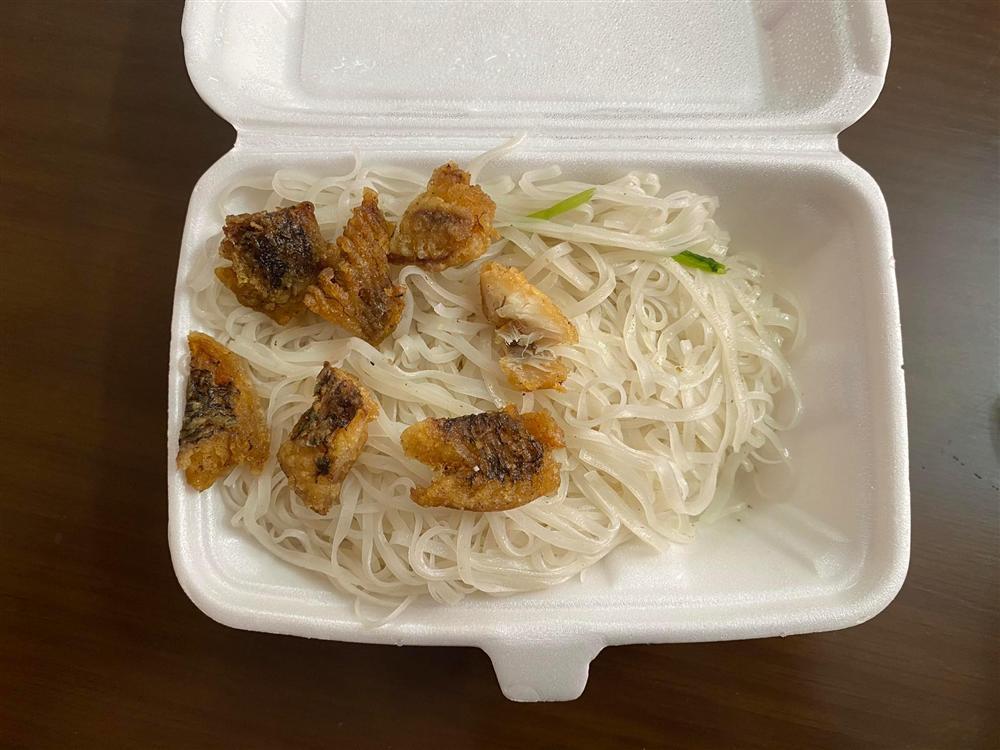 Cô nàng đặt bánh đa giá 40k, nhận về suất ăn có vài miếng cá teo tóp chẳng bõ dính răng-1