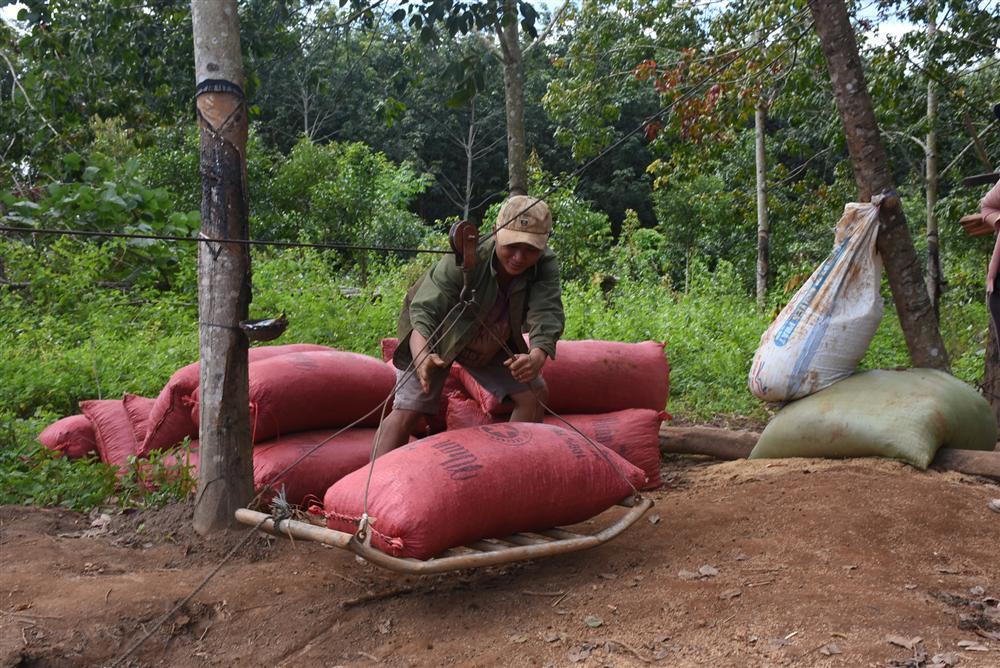 Clip: Khoảnh khắc người dân Kon Tum đu dây qua sông Pô Kô như Tôn Ngộ Không-2