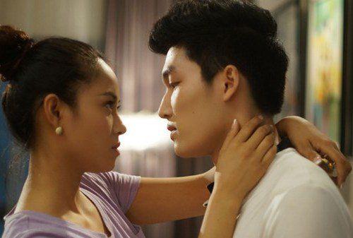 Đêm tân hôn ân ái xong, chồng rút ra một con dao sắc lẻm rồi đề nghị hãi hùng-2