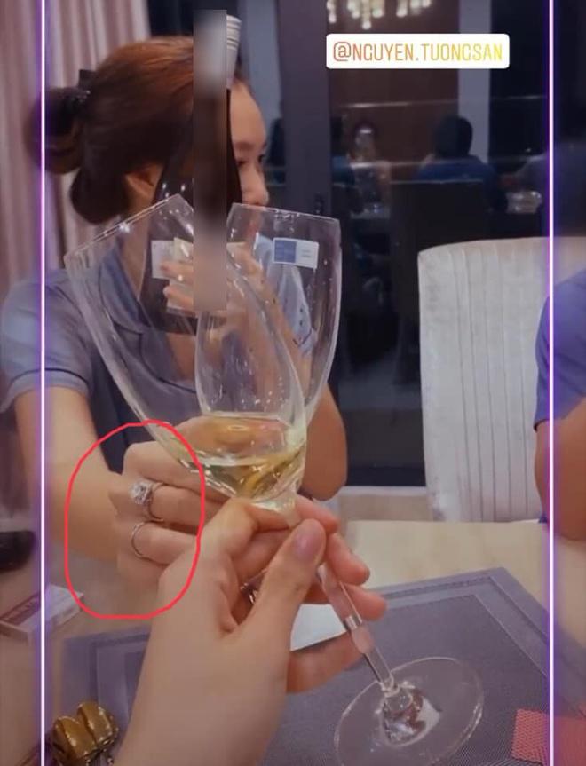 Á hậu Tường San chính thức theo chồng bỏ cuộc chơi ở tuổi 20-2