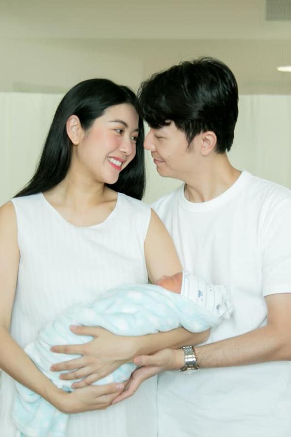 Tường San và những nàng hậu kết hôn khi chưa hết nhiệm kỳ-6