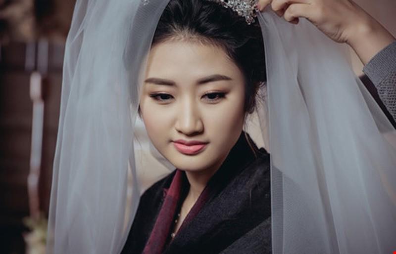 Tường San và những nàng hậu kết hôn khi chưa hết nhiệm kỳ-12