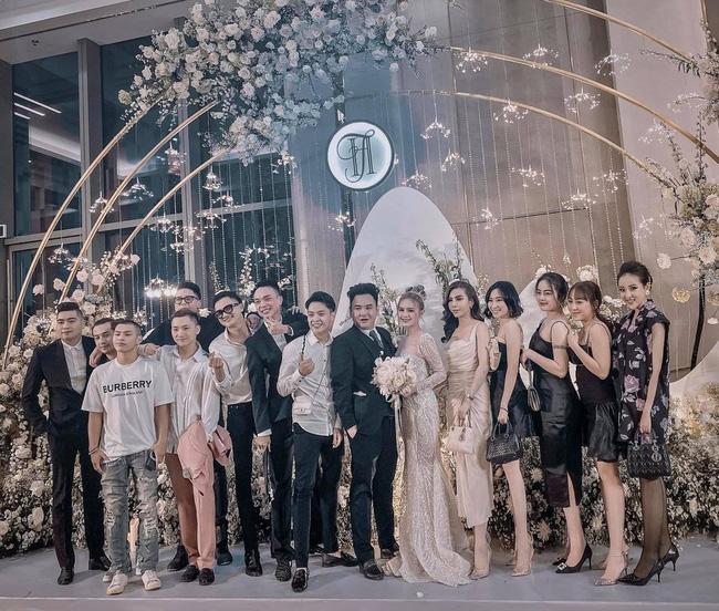 Danh tính cặp rich kid TP.HCM nhận cả vali tiền vàng khủng trong đám cưới-7