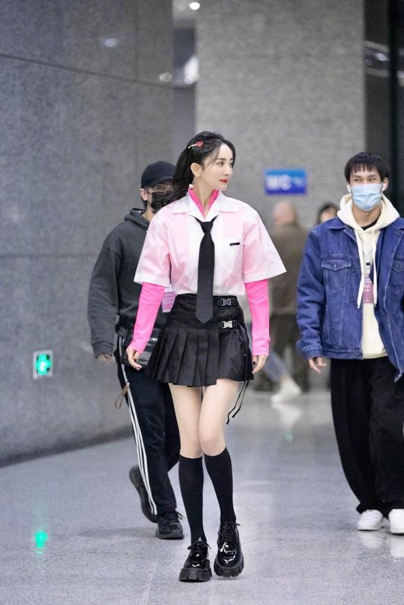 Hack tuổi đỉnh như Dương Mịch: Lên đồ khiến người ta tưởng thực tập sinh chuẩn bị debut-1