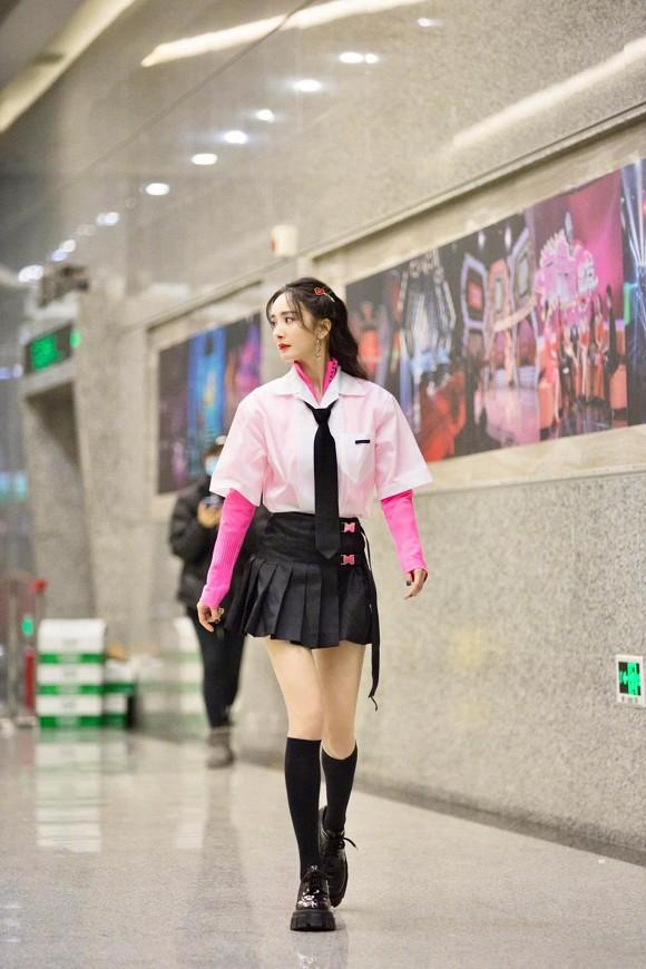 Hack tuổi đỉnh như Dương Mịch: Lên đồ khiến người ta tưởng thực tập sinh chuẩn bị debut-2