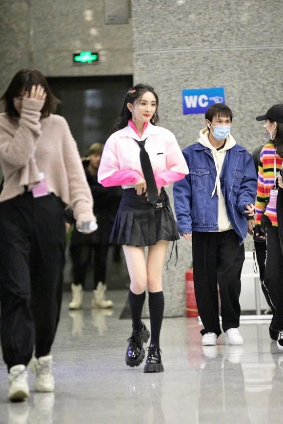 Hack tuổi đỉnh như Dương Mịch: Lên đồ khiến người ta tưởng thực tập sinh chuẩn bị debut-3