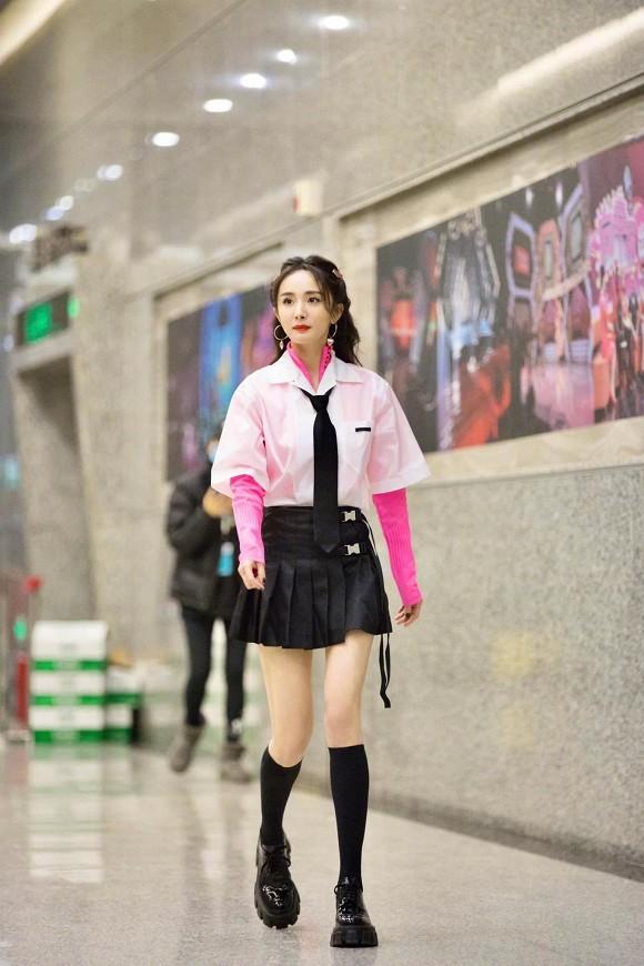 Hack tuổi đỉnh như Dương Mịch: Lên đồ khiến người ta tưởng thực tập sinh chuẩn bị debut-4