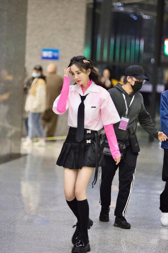 Hack tuổi đỉnh như Dương Mịch: Lên đồ khiến người ta tưởng thực tập sinh chuẩn bị debut-5