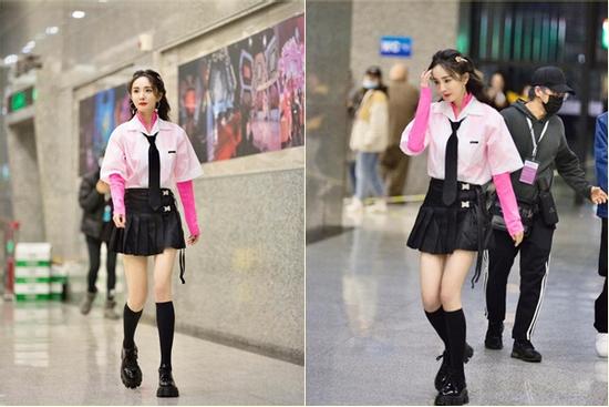 Hack tuổi đỉnh như Dương Mịch: Lên đồ khiến người ta tưởng thực tập sinh chuẩn bị debut