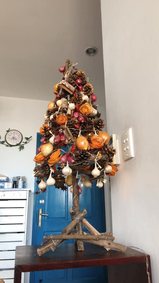 Mẹ 8X tự tay làm cây thông Noel hành tỏi, độ sáng tạo khiến hội chị em nể phục-2