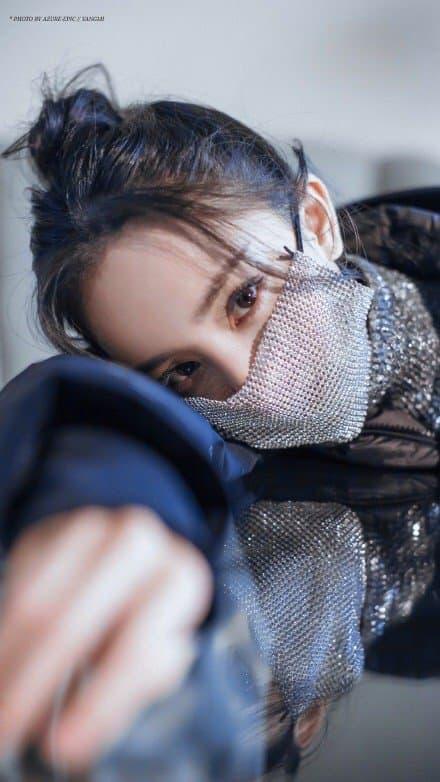 Dương Mịch gây sốt khi đeo khẩu trang kim cương, nhan sắc trong suốt như pha lê-1