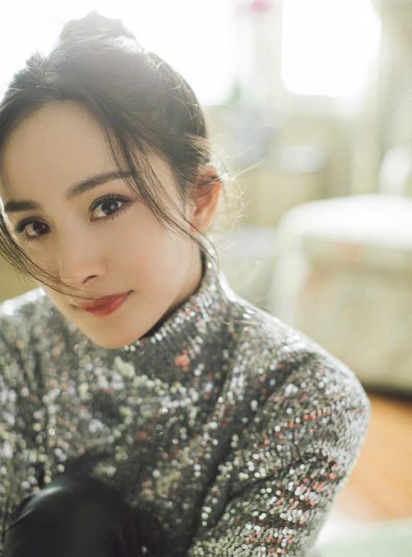 Dương Mịch gây sốt khi đeo khẩu trang kim cương, nhan sắc trong suốt như pha lê-2