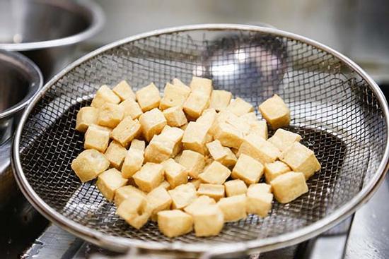 Cách chiên đậu phụ không dính chảo