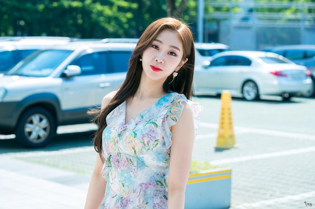 Jisoo (Lovelyz) có sự nghiệp khá lận đận. Ra mắt với Lovelyz chưa lâu, nữ ca sĩ bị một tài khoản mạng tố bắt nạt. Nữ ca sĩ còn bị cáo buộc lạm dụng tình dục với người yêu đồng tính, dụ dỗ chụp ảnh và phát tán trên mạng xã hội để đe dọa. Đại diện công ty quản lý của Lovelyz pủ nhận thông tin và nhờ cảnh sát vào cuộc.