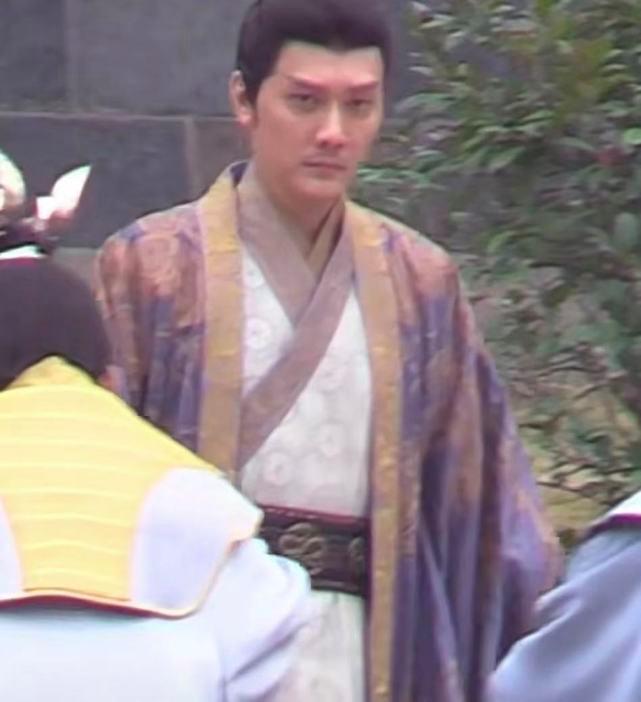 Phùng Thiệu Phong lộ ảnh già khọm, da nhăn mắt thâm quầng, netizen chê không xứng với Triệu Lệ Dĩnh-1