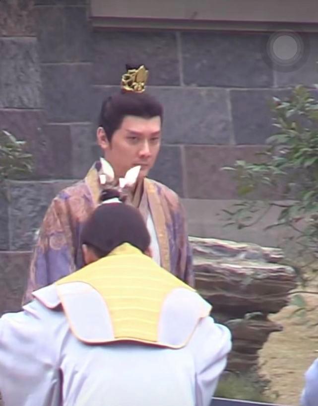 Phùng Thiệu Phong lộ ảnh già khọm, da nhăn mắt thâm quầng, netizen chê không xứng với Triệu Lệ Dĩnh-2