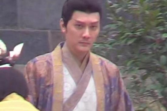 Phùng Thiệu Phong lộ ảnh già khọm, da nhăn mắt thâm quầng, netizen chê không xứng với Triệu Lệ Dĩnh