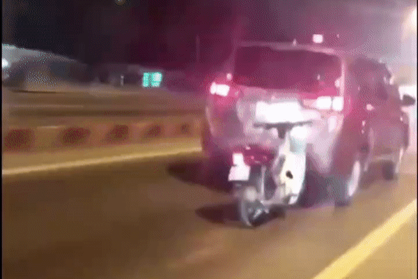 Clip: Pha bẻ lái cực gắt chạy trốn CSGT, thanh niên đèo bạn gái nhận cái kết nhớ đời-1