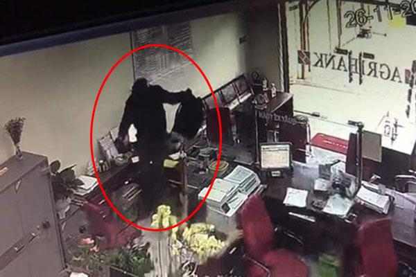 Clip: Kẻ bịt mặt, cầm hung khí đại náo ngân hàng ở Đồng Nai, đe dọa nhân viên lựu đạn đây-1