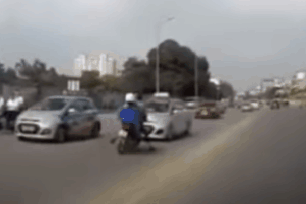 Clip: Đâm vào ô tô ngã văng ra đường, chồng cuống cuồng đuổi theo con chó, kệ vợ đang nằm đau đớn-1