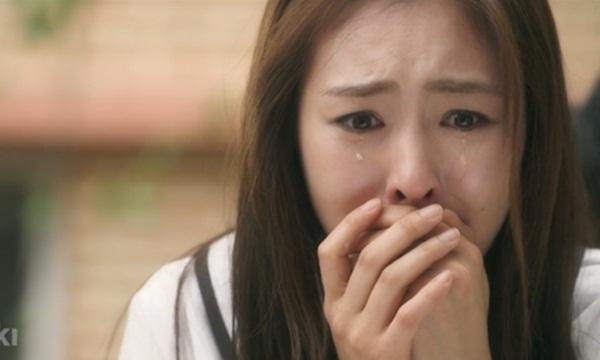 Từ một sợi tóc lạ trên giường người yêu, nửa đêm cô gái lao đến đập cửa và bắt tại trận kẻ gian dối-2