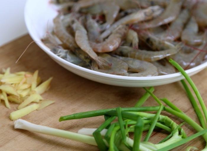 Luộc tôm thêm muối, dùng nước lạnh hay nóng? Đầu bếp bảo đều sai, làm thế này mới chuẩn!-1