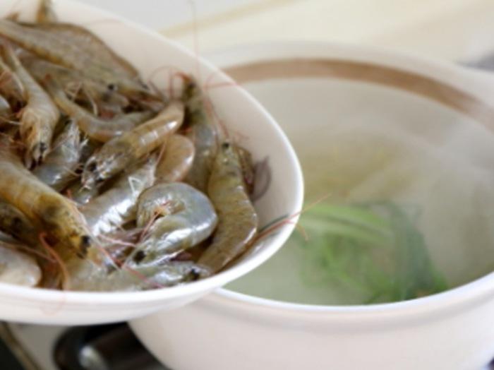 Luộc tôm thêm muối, dùng nước lạnh hay nóng? Đầu bếp bảo đều sai, làm thế này mới chuẩn!-3