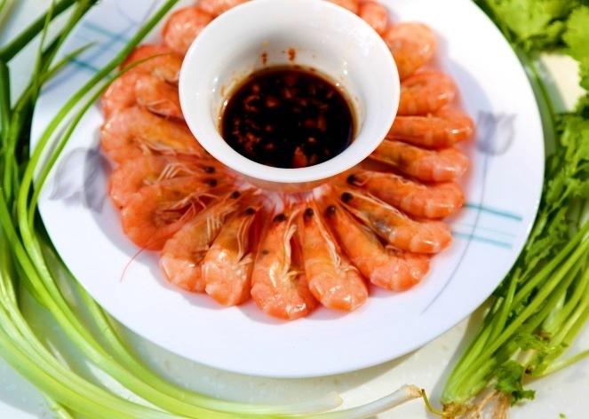 Luộc tôm thêm muối, dùng nước lạnh hay nóng? Đầu bếp bảo đều sai, làm thế này mới chuẩn!-5