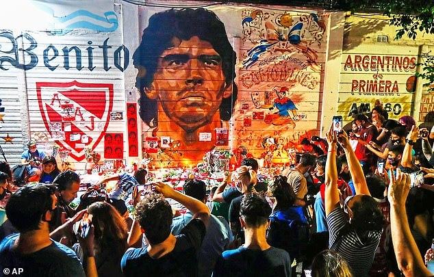 Đám tang huyền thoại bóng đá Diego Maradona: Tiếc thương hóa bạo động-1